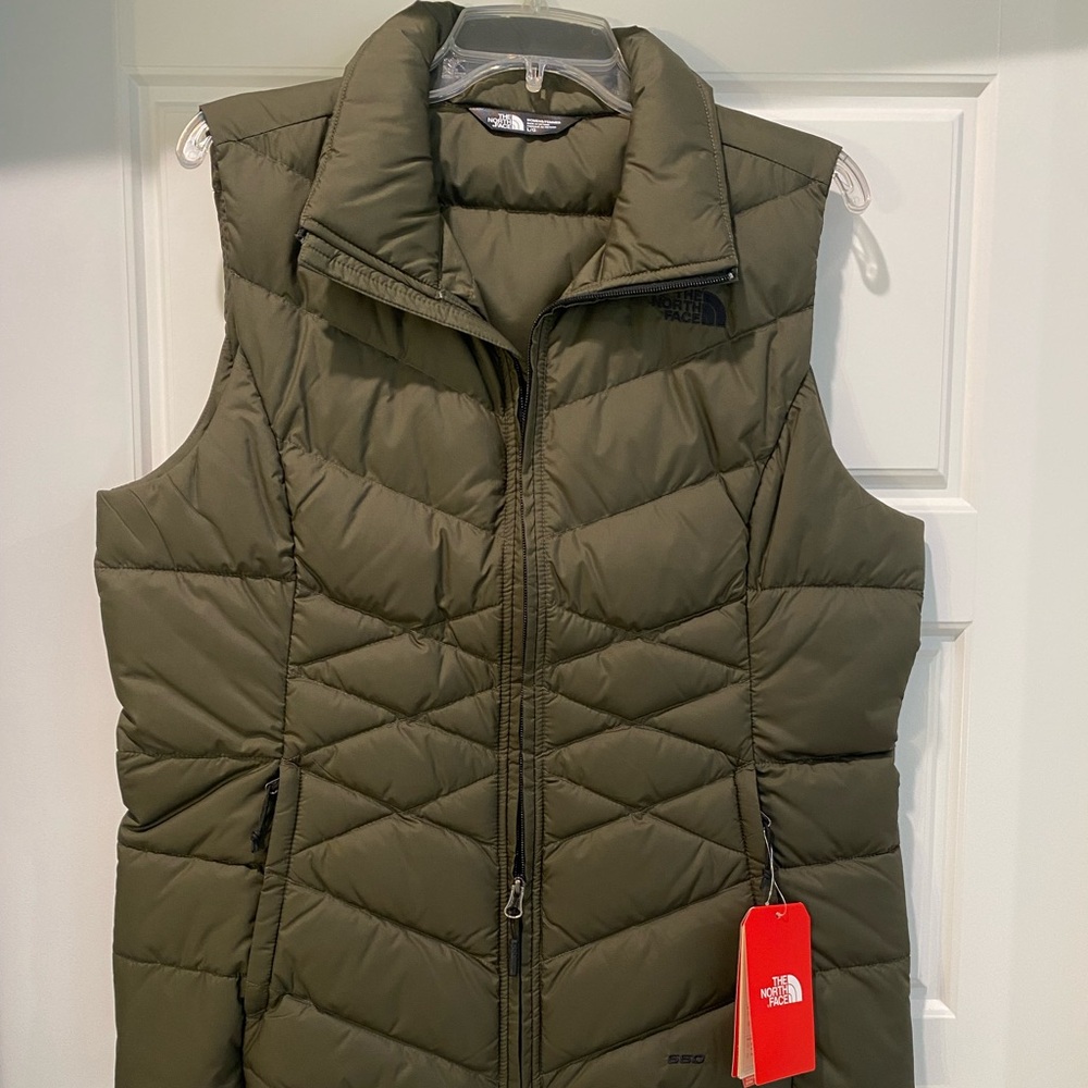 THE NORTH FACE 550 VEST - never worn, new w/tags. Size (L). Pristine Condition